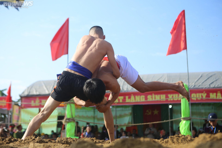 Trai tráng cởi trần đọ sức, tranh tài ở hội vật làng Sình xứ Huế - 9