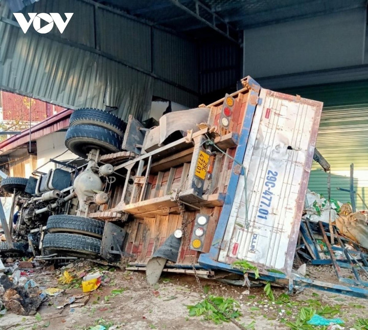 Xe tải đâm vào nhà dân trên quốc lộ ở Sơn La, 2 người thương vong - 1