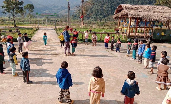 Giáo viên miền núi đến từng thôn, bản vận động học sinh trở lại trường - 1