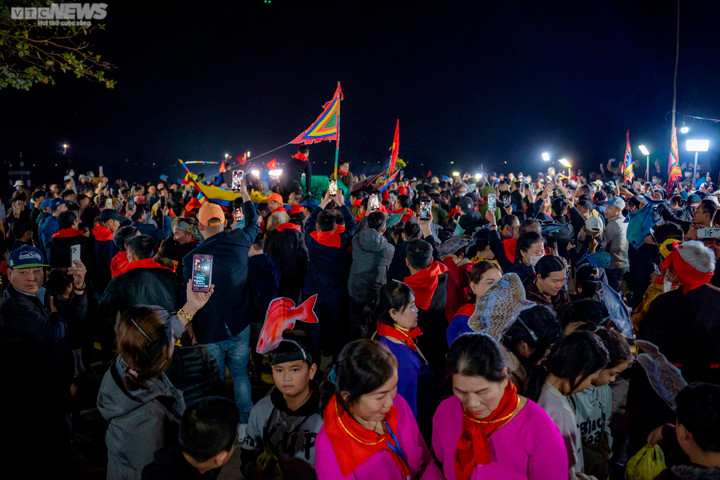 Trai tráng tranh tài đua thuyền ở lễ hội Cầu ngư lâu đời nhất cố đô Huế - 1