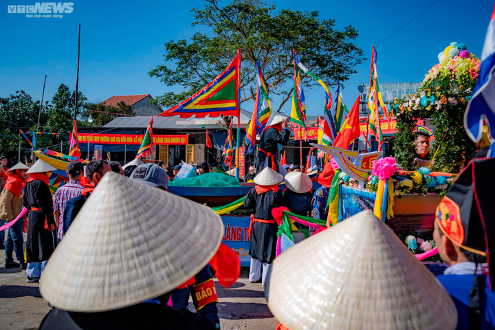 Trai tráng tranh tài đua thuyền ở lễ hội Cầu ngư lâu đời nhất cố đô Huế - 14