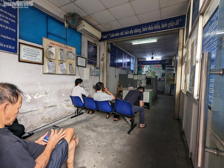 Sau Tết, tài xế thoát cảnh xếp hàng dài chờ đăng kiểm ở TP.HCM - 8