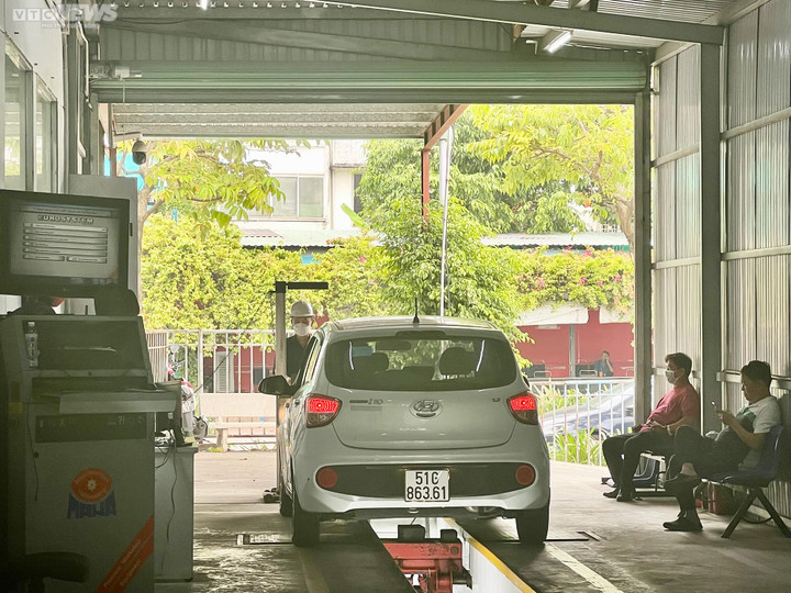 Sau Tết, tài xế thoát cảnh xếp hàng dài chờ đăng kiểm ở TP.HCM - 7