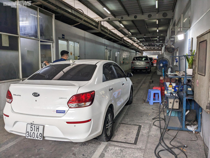 Sau Tết, tài xế thoát cảnh xếp hàng dài chờ đăng kiểm ở TP.HCM - 9