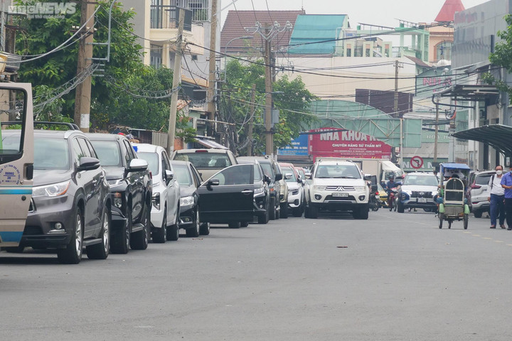 Sau Tết, tài xế thoát cảnh xếp hàng dài chờ đăng kiểm ở TP.HCM - 4