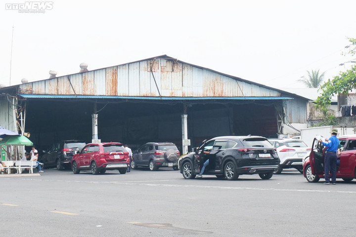 Sau Tết, tài xế thoát cảnh xếp hàng dài chờ đăng kiểm ở TP.HCM - 5