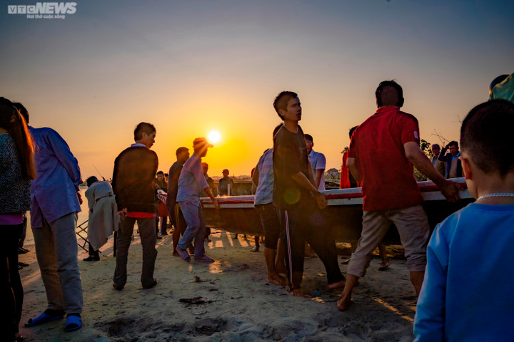 Trai tráng tranh tài đua thuyền ở lễ hội Cầu ngư lâu đời nhất cố đô Huế - 6