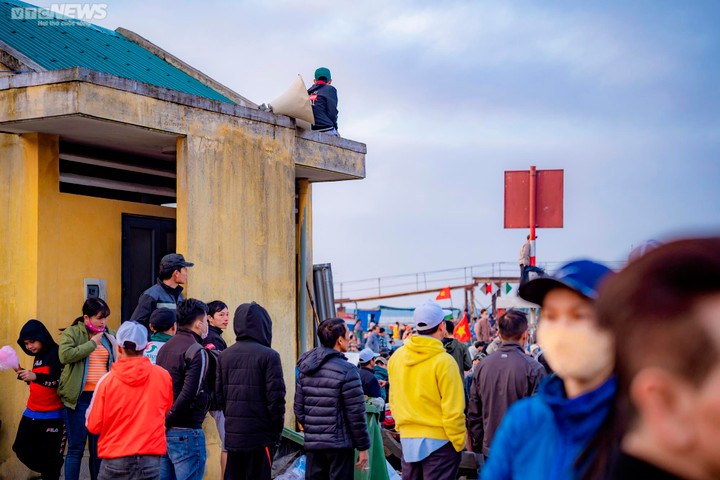 Trai tráng tranh tài đua thuyền ở lễ hội Cầu ngư lâu đời nhất cố đô Huế - 10