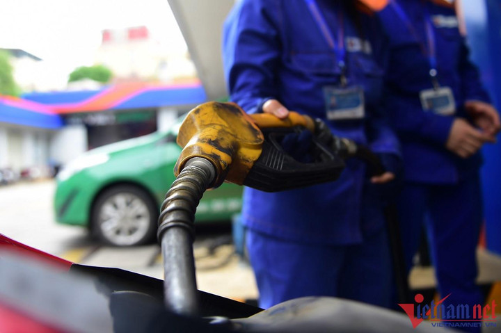 Hôm nay, giá xăng có thể tăng 200 - 300 đồng/lít, dầu giảm 400 - 700 đồng/lít - 1