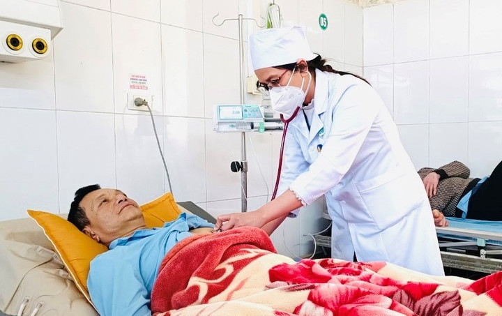 Đang khỏe mạnh bỗng khó thở và đau ngực dữ dội, người đàn ông ngừng tim 5 lần - 1