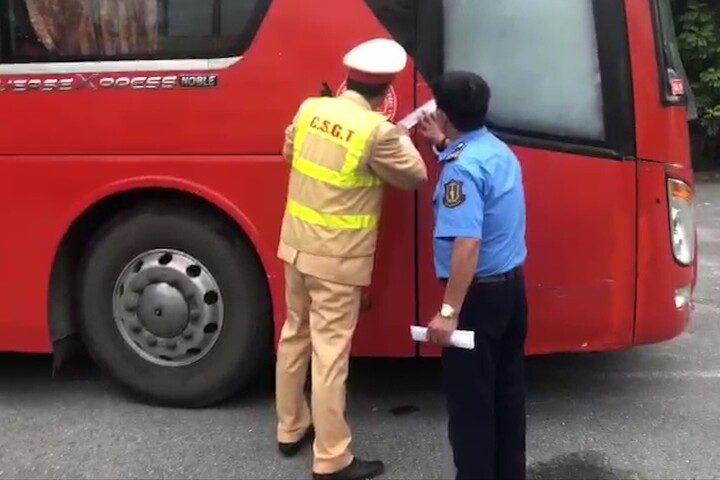 Tài xế xe khách chạy cao tốc Nội Bài - Lào Cai có nồng độ cồn ‘kịch khung’ - 2