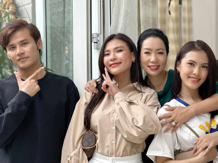 Sao Việt 4/2: Bằng Kiều đưa con trai út đi diễn, H'Hen Niê khoe body hoàn hảo - 9