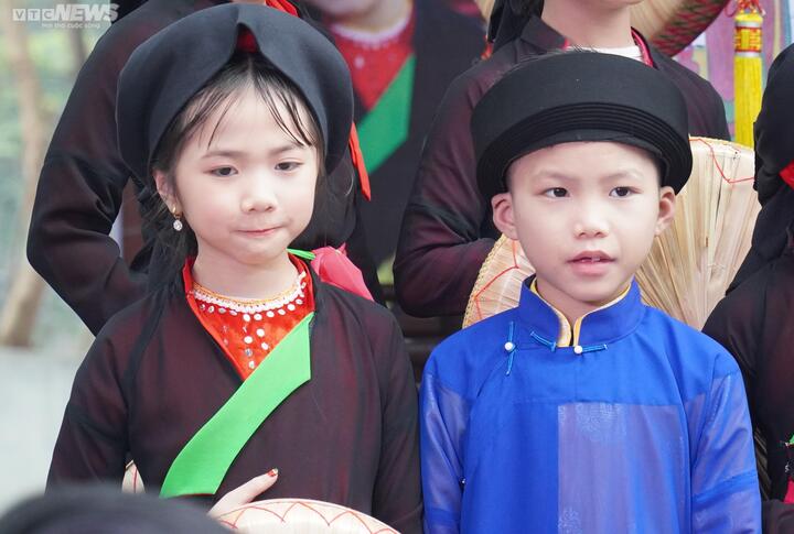 Về hội Lim nghe liền anh, liền chị nhí hát dân ca quan họ - 5