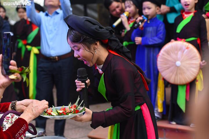 Về hội Lim nghe liền anh, liền chị nhí hát dân ca quan họ - 4