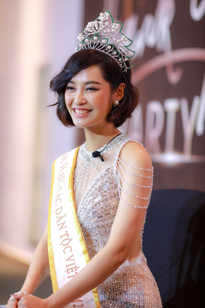 Trước Ngọc Châu, những nàng hậu nào từng vướng scandal học vấn? - 7