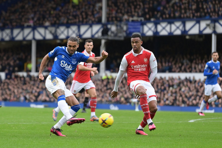 Trực tiếp bóng đá Everton 1-0 Arsenal: Tarkowski đánh đầu ghi bàn - 7