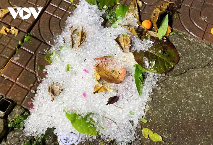 Dông lốc kèm mưa đá trút xuống thành phố Điện Biên Phủ - 8