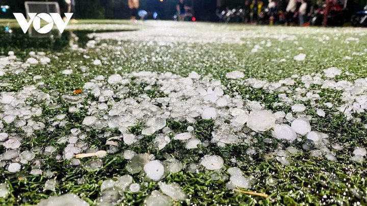 Dông lốc kèm mưa đá trút xuống thành phố Điện Biên Phủ - 5