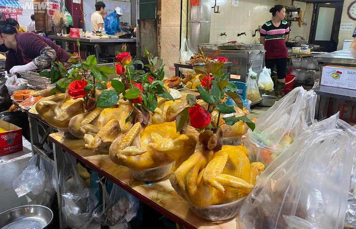 Gà ngậm hoa hồng đắt khách dịp cúng Rằm tháng Giêng - 1