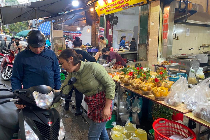 Gà ngậm hoa hồng đắt khách dịp cúng Rằm tháng Giêng - 2