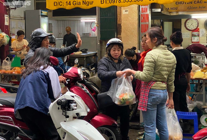 Gà ngậm hoa hồng đắt khách dịp cúng Rằm tháng Giêng - 3