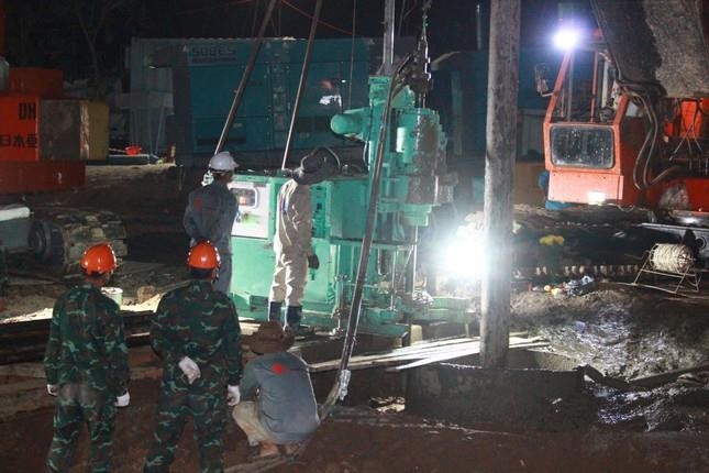 Thông tin mới nhất vụ cháu bé rơi vào trụ bê tông sâu 35m tử vong tại Đồng Tháp - 1