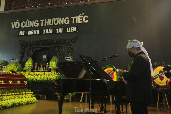 NSND Đặng Thái Sơn chơi piano tiễn biệt mẹ - 3