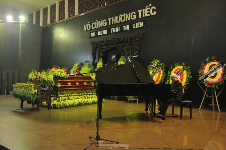 NSND Đặng Thái Sơn chơi piano tiễn biệt mẹ - 1