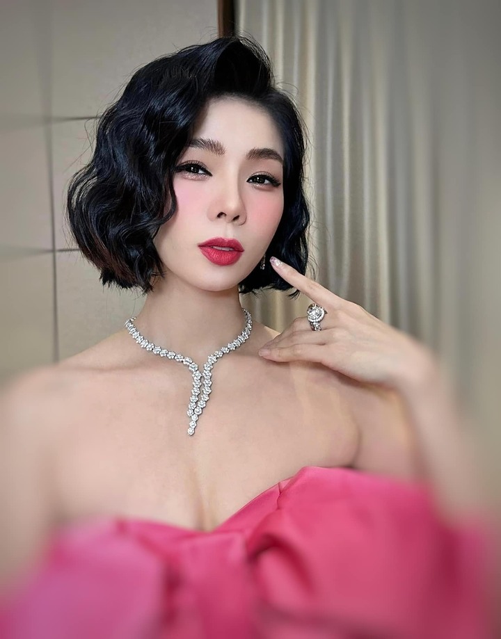 Sao Việt 6/2: Lệ Quyên bị chê sân si, Tùng Dương khoe ảnh 28 năm trước - 2