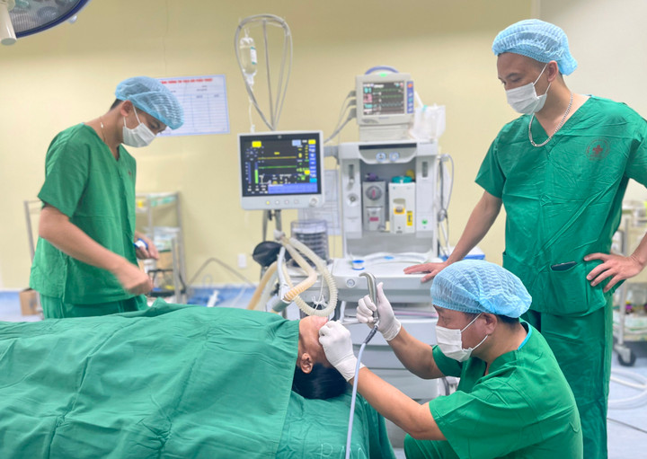 Gắp thành công con vắt sống nhiều ngày trong khí quản nữ bệnh nhân ở Kon Tum - 1