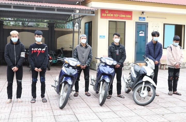 6 thanh niên bốc đầu xe, quay clip đăng lên mạng xã hội - 1