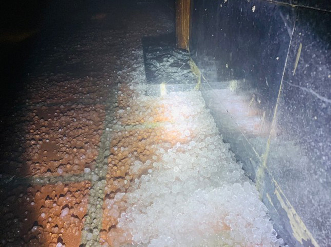 Mưa đá phủ trắng đỉnh Fansipan, có hạt đường kính lên tới 3cm - 2