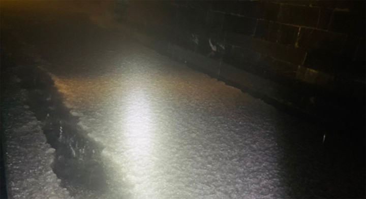 Mưa đá phủ trắng đỉnh Fansipan, có hạt đường kính lên tới 3cm - 1