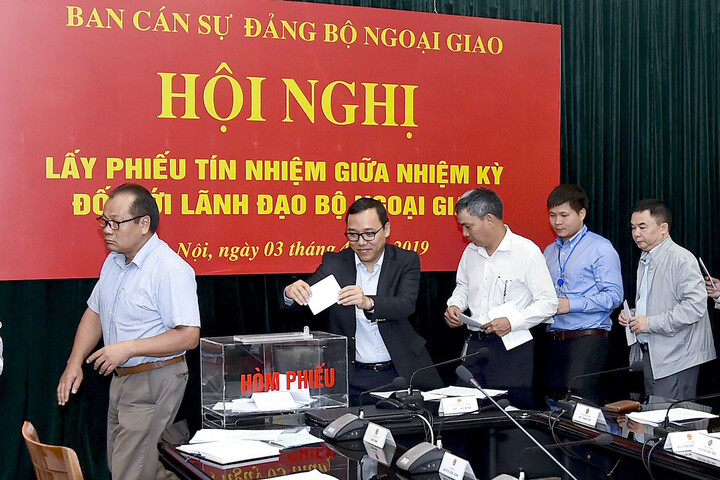 Sự gương mẫu của vợ, chồng, con là tiêu chí để lấy phiếu tín nhiệm cán bộ - 1