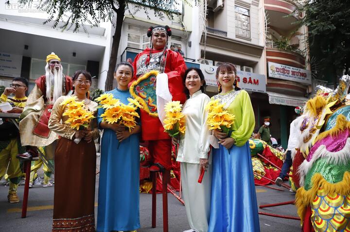 'Tiên nữ' xuất hiện tại Lễ hội Tết Nguyên tiêu ở TP.HCM - 8