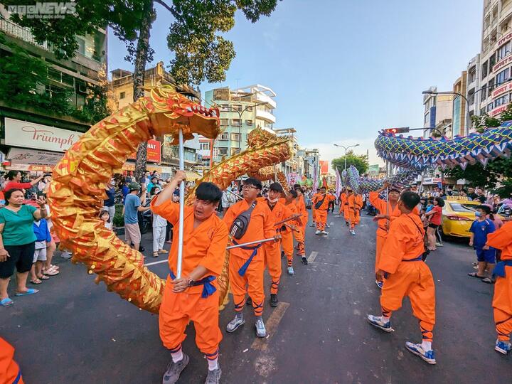 'Tiên nữ' xuất hiện tại Lễ hội Tết Nguyên tiêu ở TP.HCM - 12