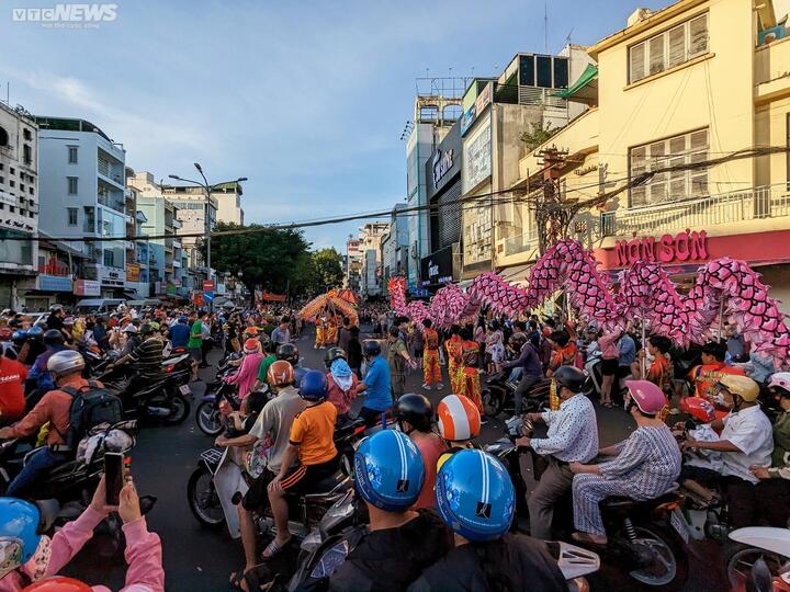 'Tiên nữ' xuất hiện tại Lễ hội Tết Nguyên tiêu ở TP.HCM - 3