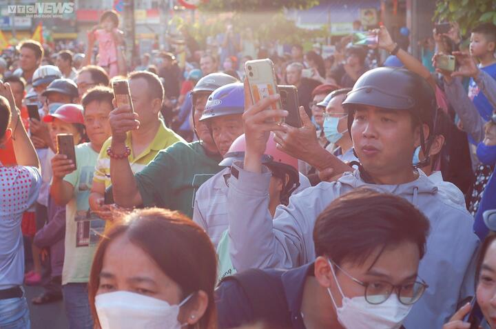 'Tiên nữ' xuất hiện tại Lễ hội Tết Nguyên tiêu ở TP.HCM - 11