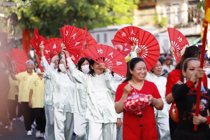 'Tiên nữ' xuất hiện tại Lễ hội Tết Nguyên tiêu ở TP.HCM - 7
