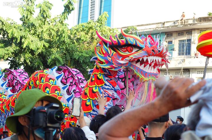 'Tiên nữ' xuất hiện tại Lễ hội Tết Nguyên tiêu ở TP.HCM - 15