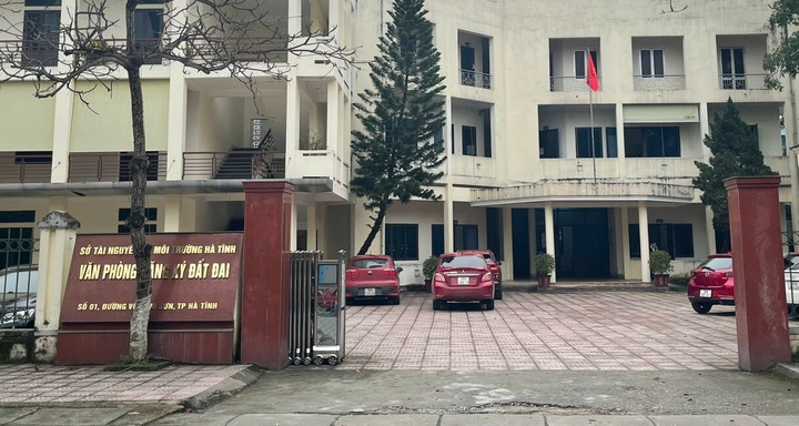 Nhận tiền 'bôi trơn' làm nhanh sổ đỏ, 13 cán bộ ở Hà Tĩnh bị bắt - 2