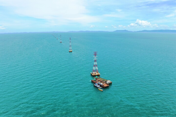 Nhìn lại công trình đường điện 220kV vượt biển lịch sử - 1