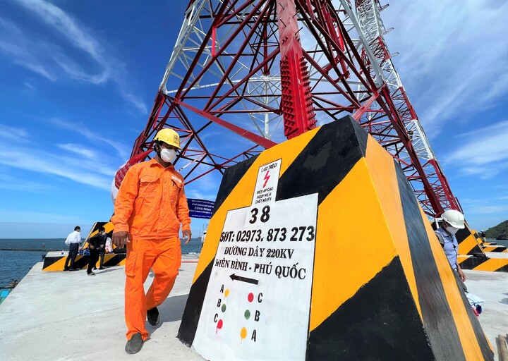 Nhìn lại công trình đường điện 220kV vượt biển lịch sử - 7