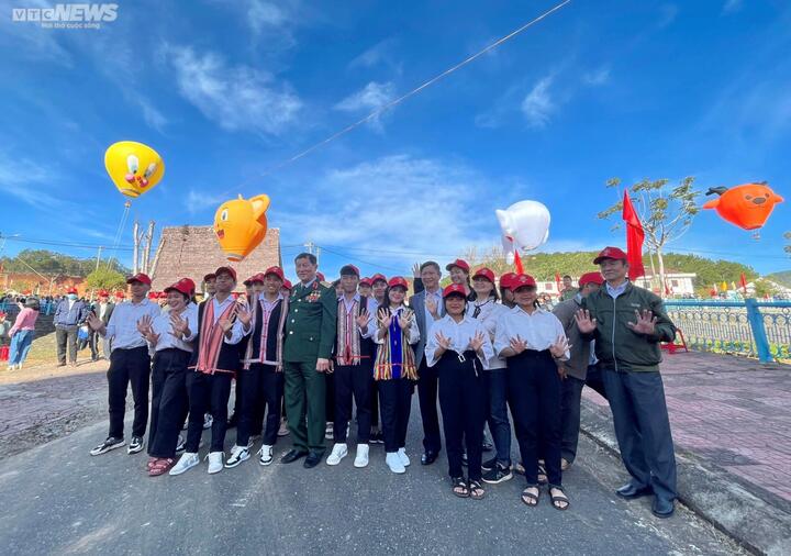 Học sinh thích thú bay khinh khí cầu cùng Anh hùng Phạm Tuân - 6
