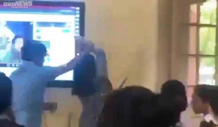 Kỷ luật cô giáo trong clip bị nam đồng nghiệp 'khoá tay' đuổi khỏi lớp học - 2