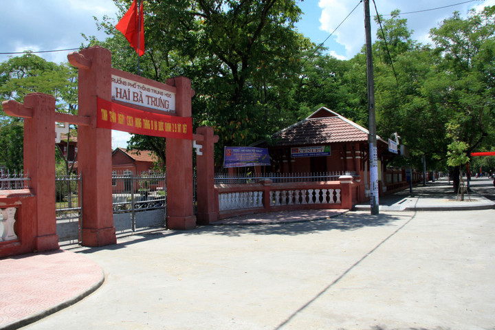 Kỷ luật cô giáo trong clip bị nam đồng nghiệp 'khoá tay' đuổi khỏi lớp học - 1