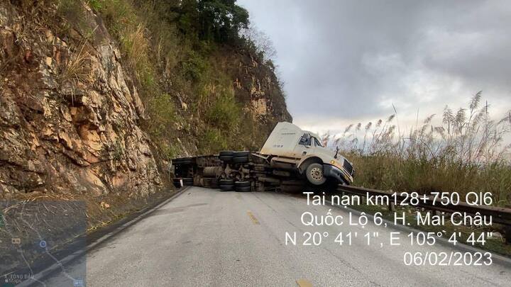 Xe đầu kéo lật nghiêng, chắn ngang Quốc lộ 6 ở Hòa Bình - 1