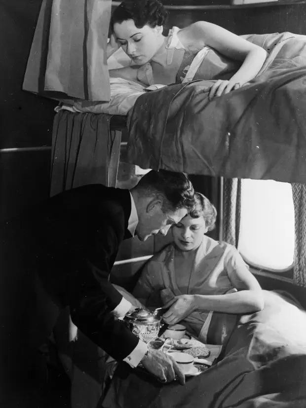 Cảnh tượng trong khoang máy bay 100 năm trước khác gì với ngày nay? - 7