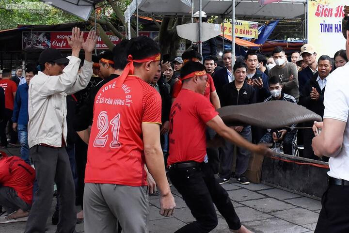 Hơn 200 pháo thủ ở Hải Dương tay lấm lem, ném pháo đất nổ như sấm - 4