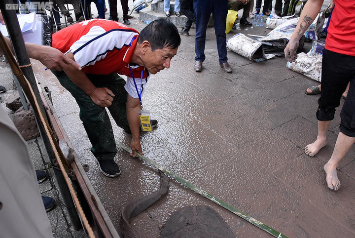 Hơn 200 pháo thủ ở Hải Dương tay lấm lem, ném pháo đất nổ như sấm - 9